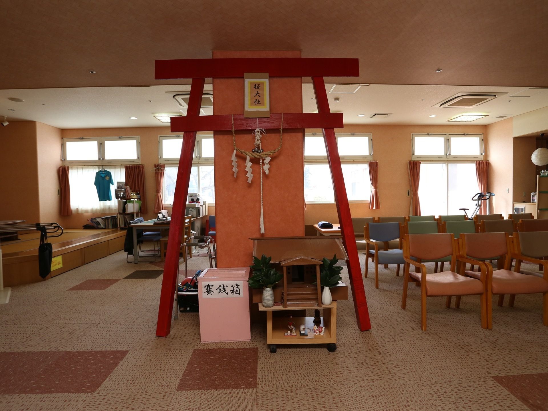 1階の共有スペースに、鳥居とほこらを設置し、神様をお祀りしてある。入居者様や来訪者様が、健康と無事息災を願って日々手を合わせている。