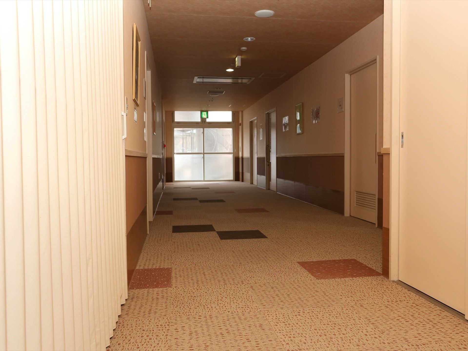 廊下は各階ごとのイメージカラーでまとめられている。幅は広く、床にはカーペットが敷かれている。壁面には絵画などの額が飾られている。