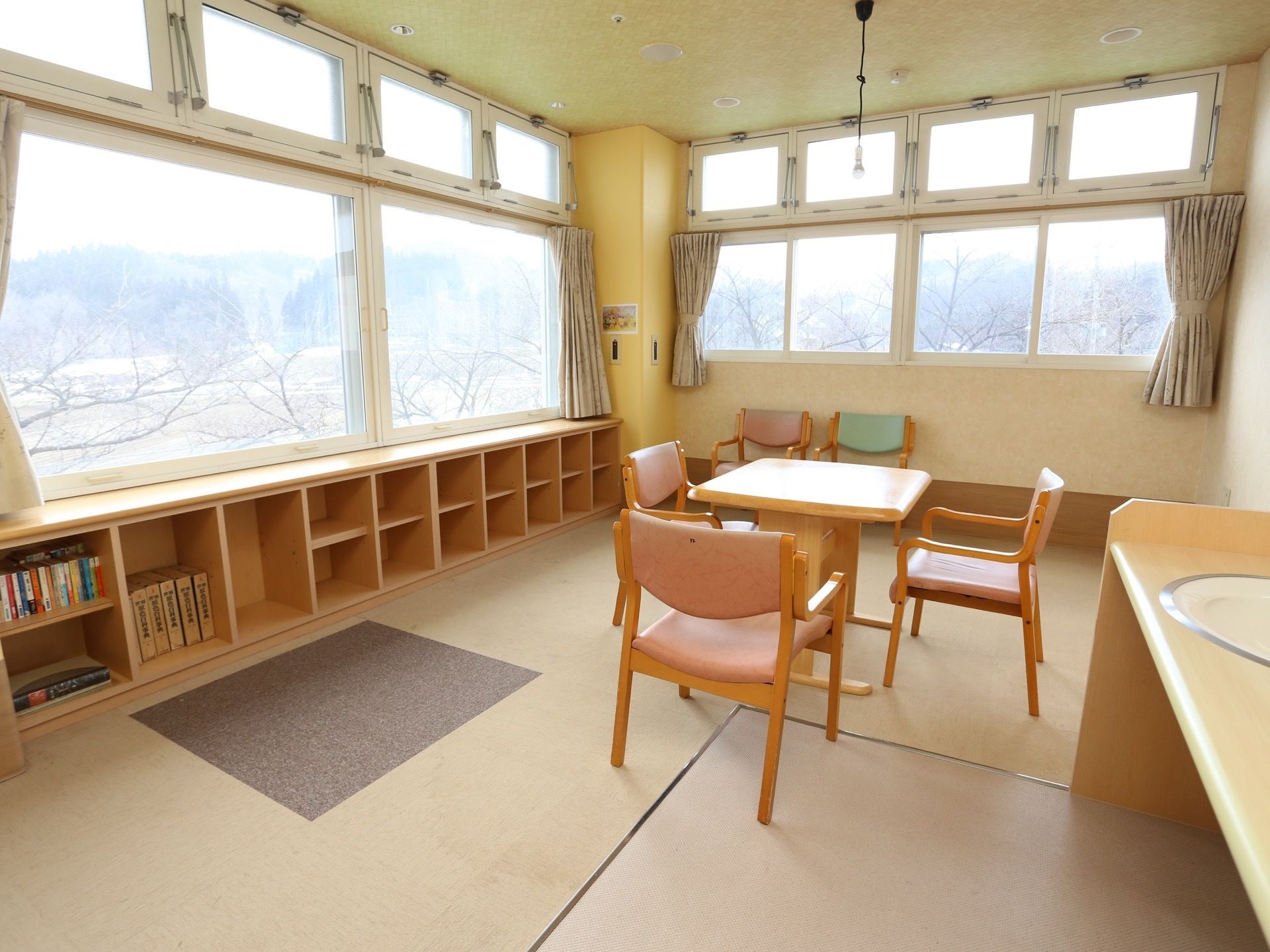 建物の周囲には桜の並木があり、施設の窓から桜を眺められる。周辺も緑に囲まれ、のびのびとした環境で日々を過ごすことができる。