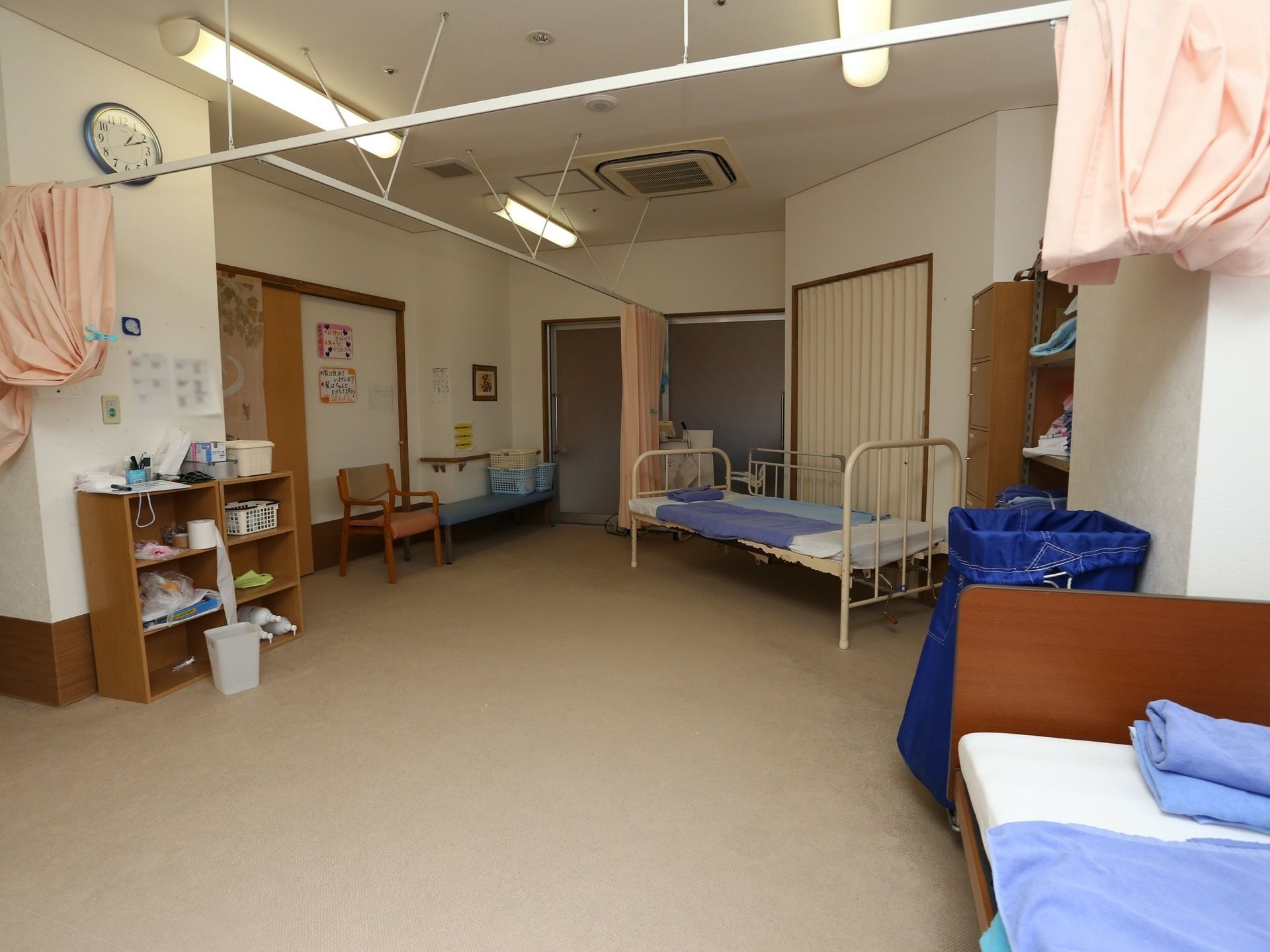 カーテンで仕切ることができる部屋に、ベッドが2台設置してある。体調不良で自室で静養することが難しい入居者様に入っていただく静養室である。