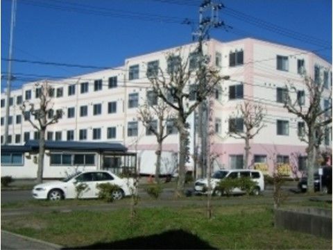 施設の建物は４階建てであり、壁の色は白色および薄いピンクの配色になっている。隣接するスペースは駐車場になっている。