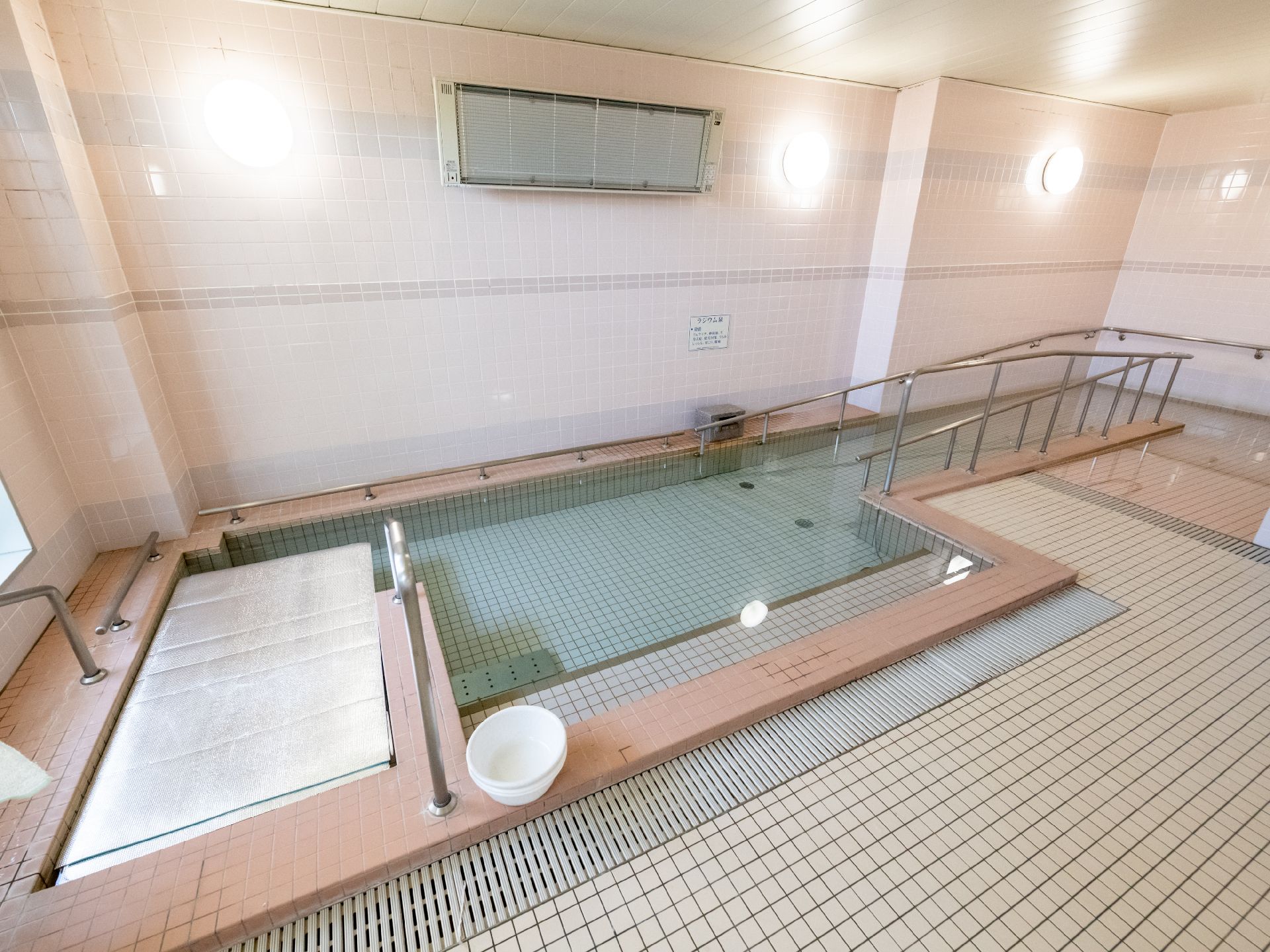 手すりのある風呂。奥にはスロープがある