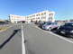 広々とした施設の駐車場