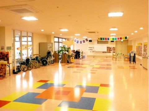ホールは明るく広いスペースとなっている。エアコンを設置しているので、快適な温度でお過ごしいただける。