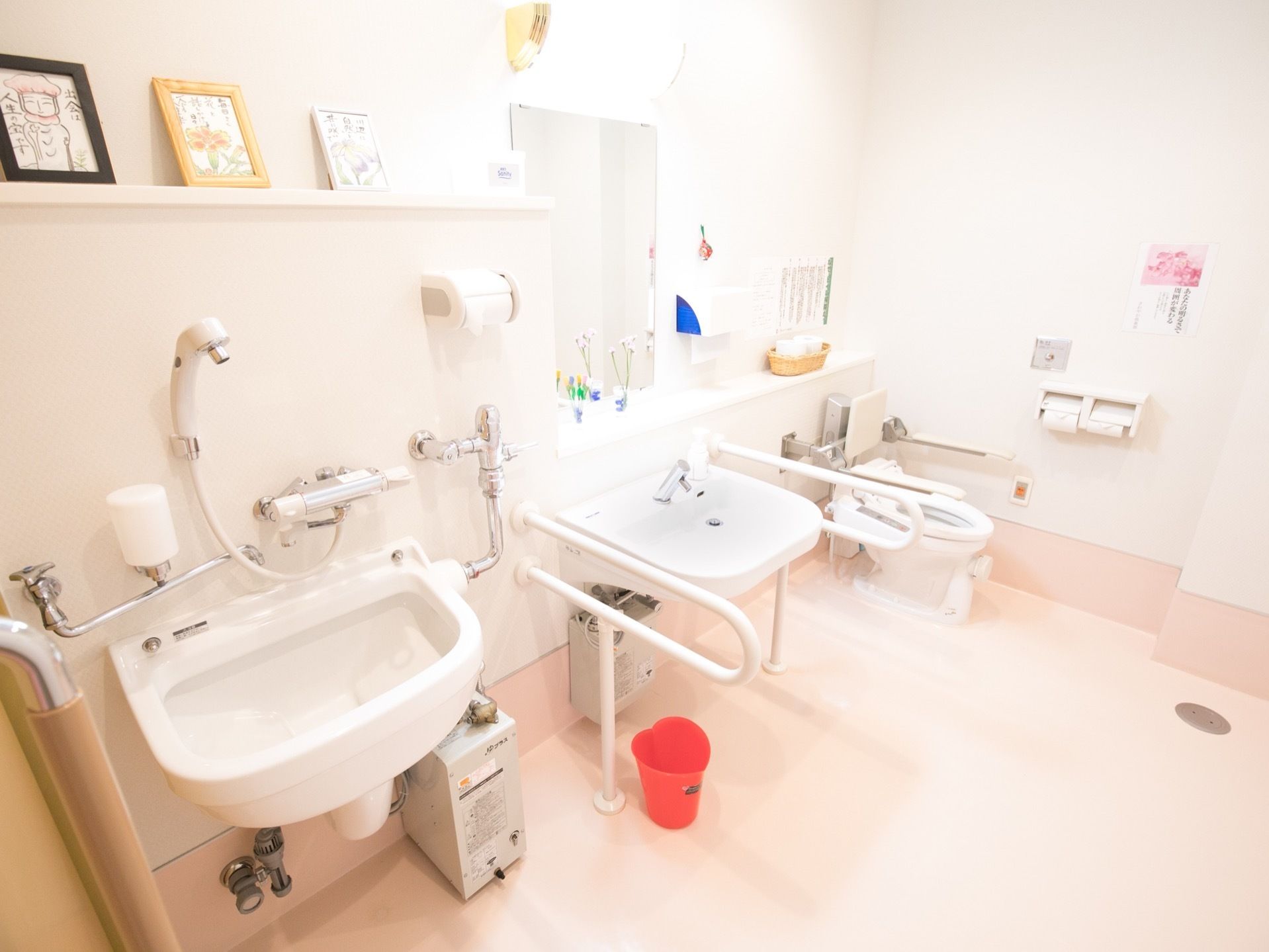 トイレは広く、車椅子をご利用の方が余裕を持って移動できるスペースを確保している。ハンドソープやペーパータオルを設置しており、清潔である。
