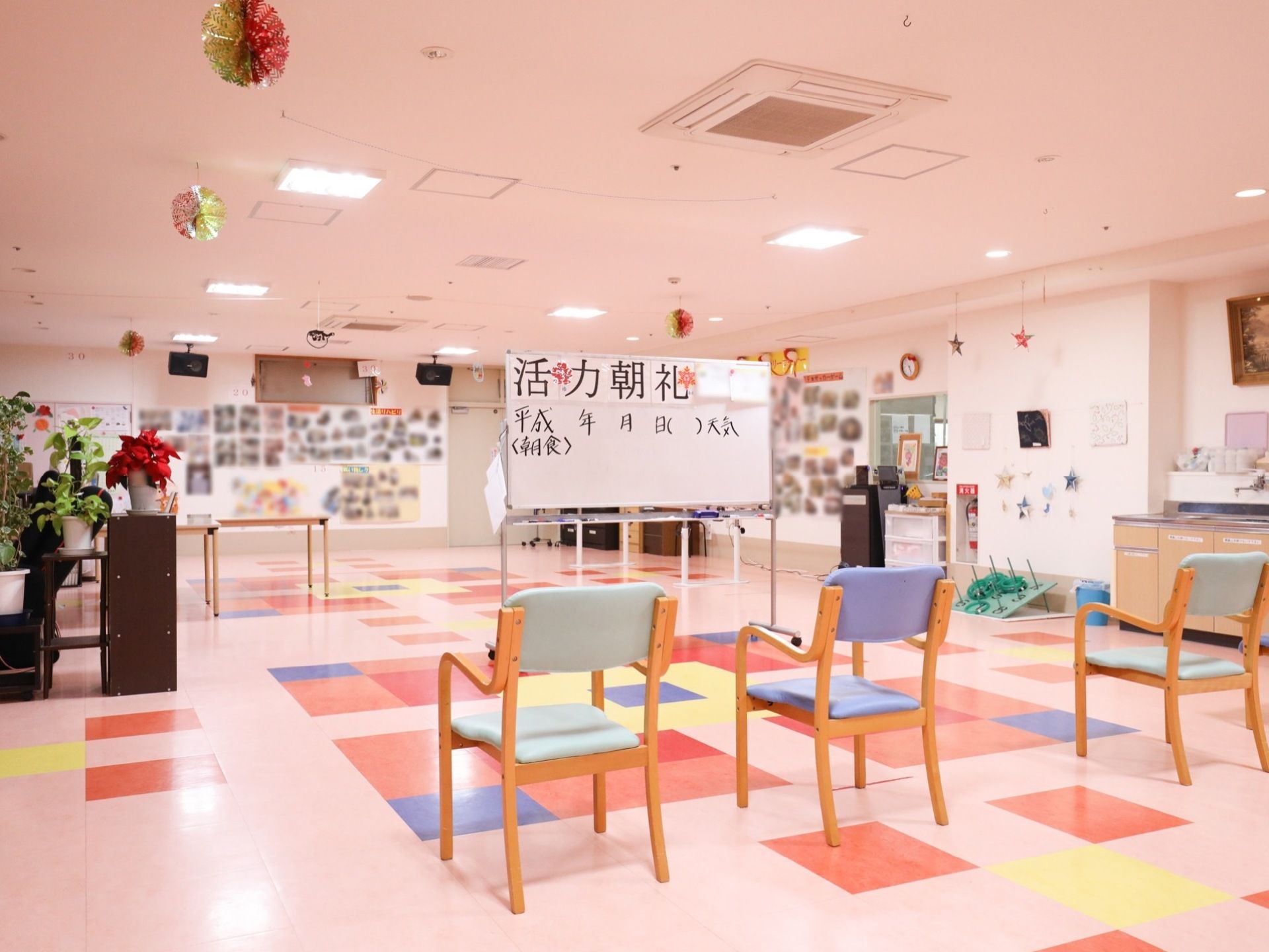 レクリエーションを楽しむことができる広いスペースになっている。天井からのさまざまな飾りや、カラフルな床で明るい雰囲気になっている。