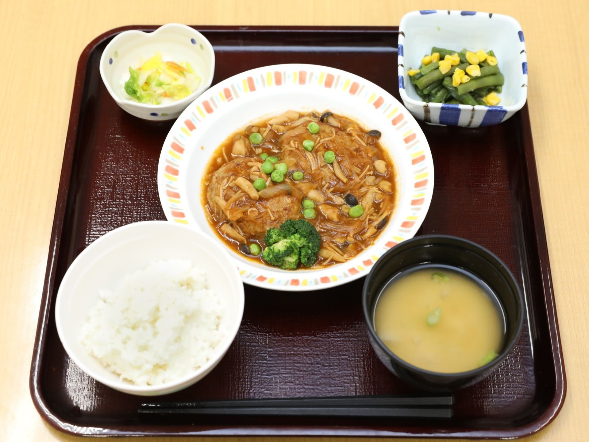 一人ひとり、トレーにのせて食事を提供している。ボリュームもあり、野菜がたくさん使われたメニューになっており、栄養バランスも考えられている。