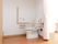 部屋にはトイレが用意されている。壁側にはL字型の手すりが設置されていて、壁と逆側にはまっすぐな手すりが設置されている。