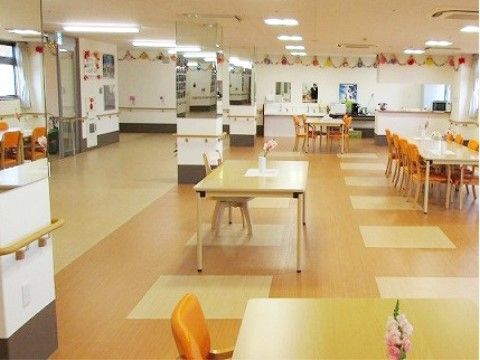 壁には手作りの飾りが施されており、とても明るい空間である。各テーブルの上には、花が飾られていて癒される。