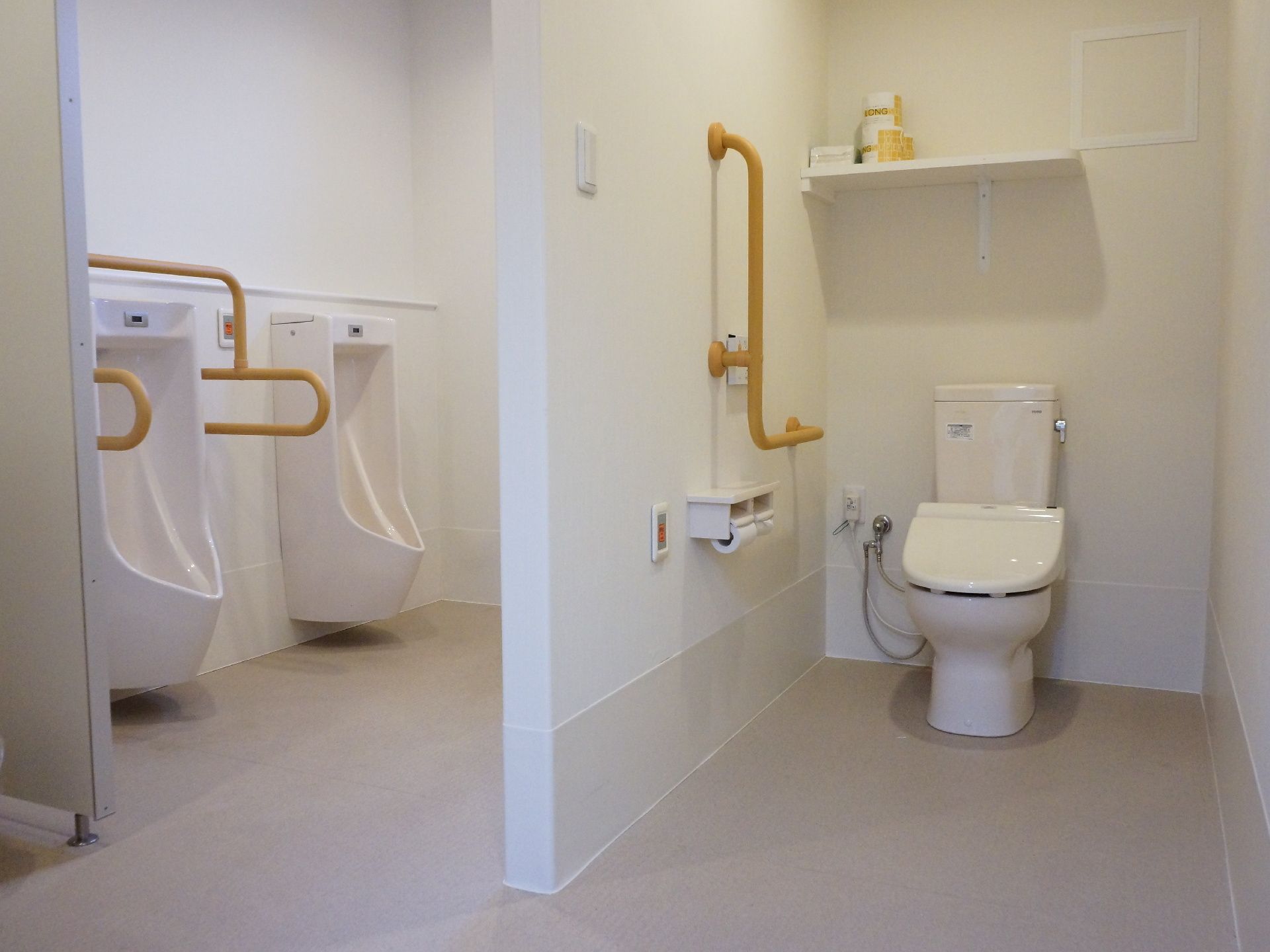 壁の手すり以外、すべて真っ白なデザインで爽やかな雰囲気のトイレである。隅々まで掃除が行き届いていて清潔に保たれている。