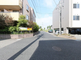 静かな住宅街の通りの風景