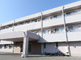白い外壁の円形の介護施設