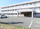 明るい環境の介護施設の外観
