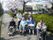 近くの公園で、花見を楽しみながら散歩をする入居者様。スタッフも同行し、安全確認などのサポートを行っている。