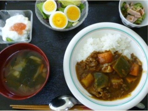 夏野菜カレーが盛られた器のある、ボリューム満点の食事