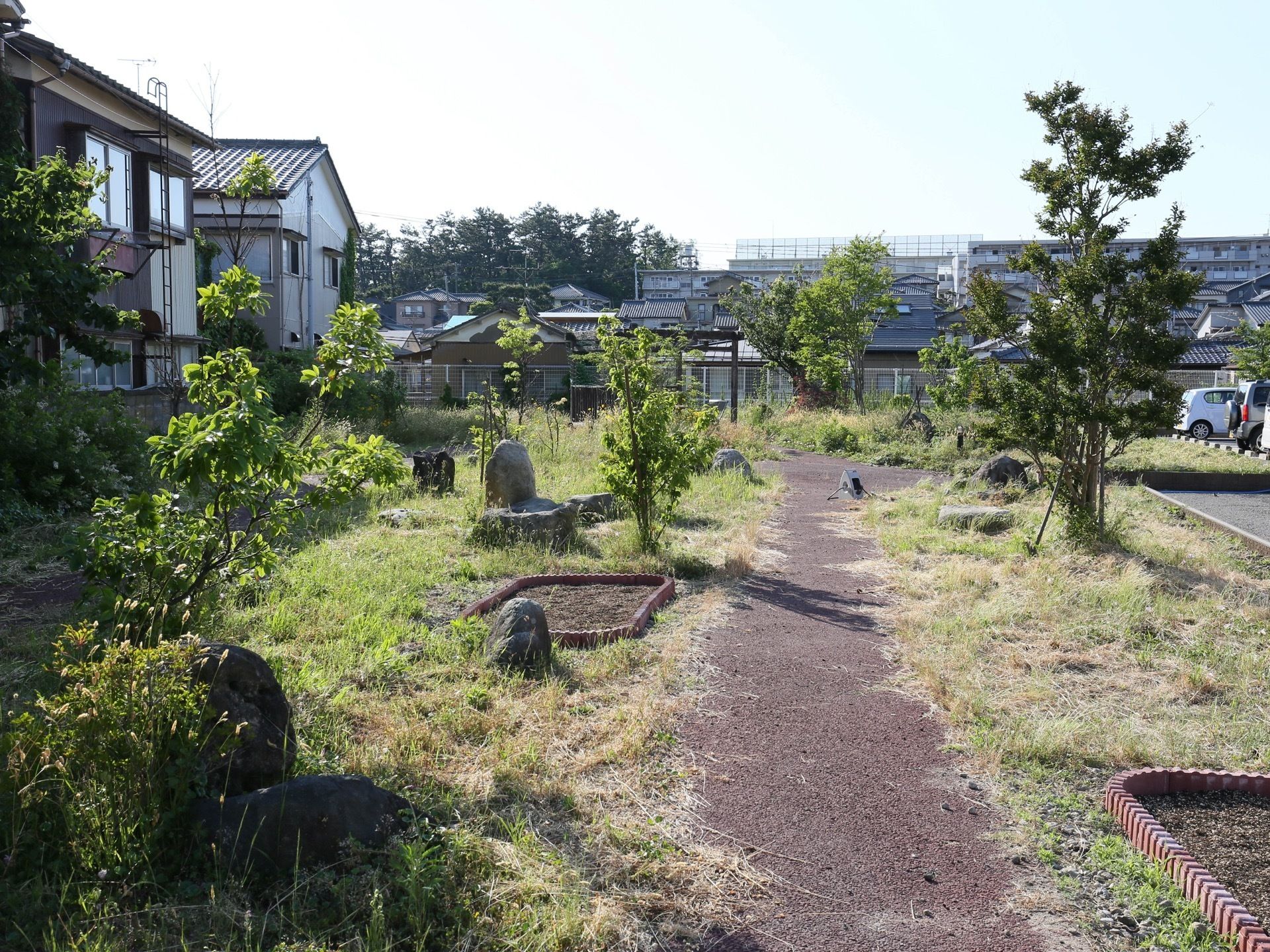 敷地内に、多くの木々が植えられた庭園がある。遊歩道が整備され、所々に大きな岩が置かれている。敷地境界にはフェンスや塀が設置されている。