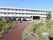 施設は白色を基調としており、３階建てである。建物から駐車場をはさんだ場所に庭園があり、遊歩道が整備されている。