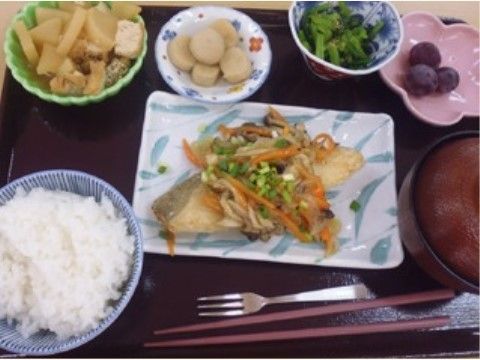 人参やキノコが盛り付けられた魚の南蛮漬けがメインの食事