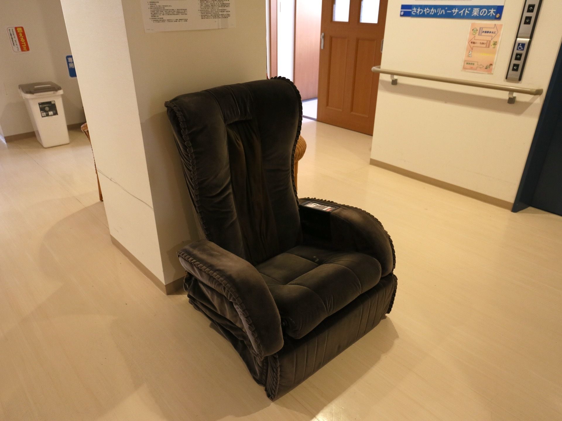 廊下の柱につけるように、電動のマッサージチェアーが配置されている。空いた時間に誰でも自由に利用できる。