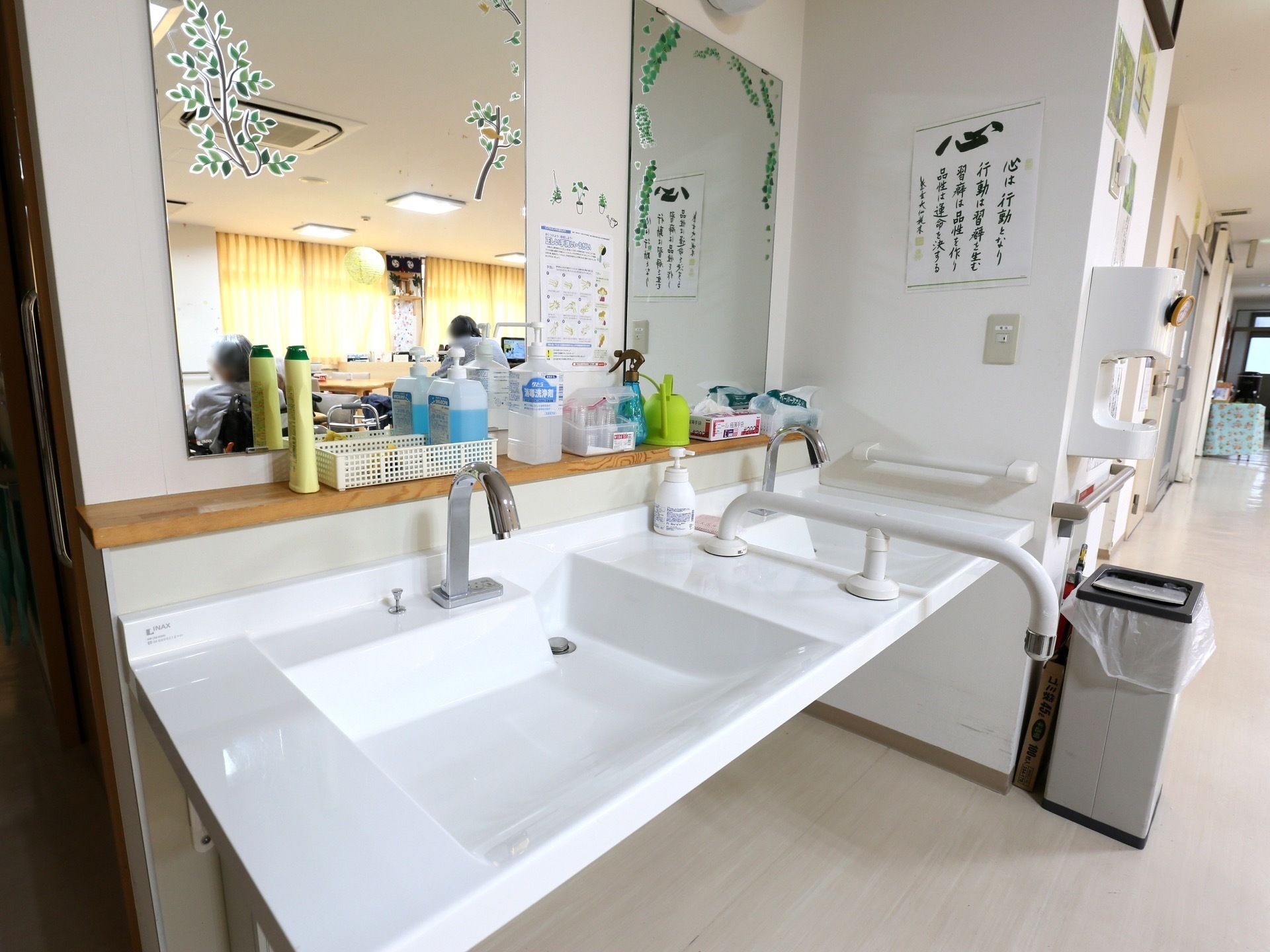 食堂の奥に洗面台が２台設置されている。水道には人感センサーがついているので、手をかざすだけで簡単に操作できる。