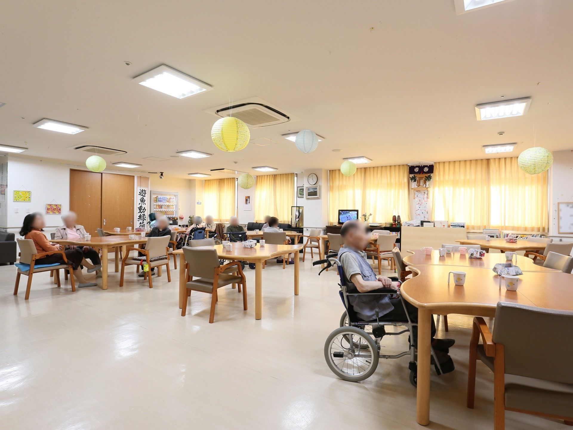 食堂内は広々と明るく、居心地の良い雰囲気になっている。通路も広く造ってあり、安全に入居者様が通行できる。