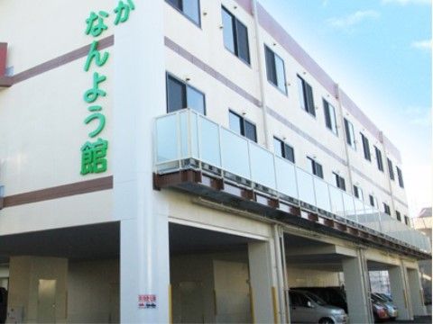 ３階建ての建物で、壁面に施設名が入っている。１階部分に駐車スペースを設けているため、雨の日の車の乗り降りもスムーズに行える。