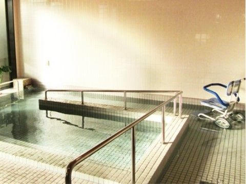 浴室は広々としており、ゆったりご入浴いただける。また浴槽にスロープがついているためどなたでも入浴が容易である。