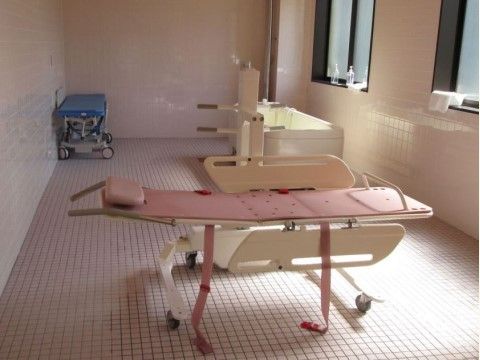 充実した機械浴設備と、トレーニングを受けたスタッフのサポートで、お体の不自由な方も安心して快適にご入浴いただける。