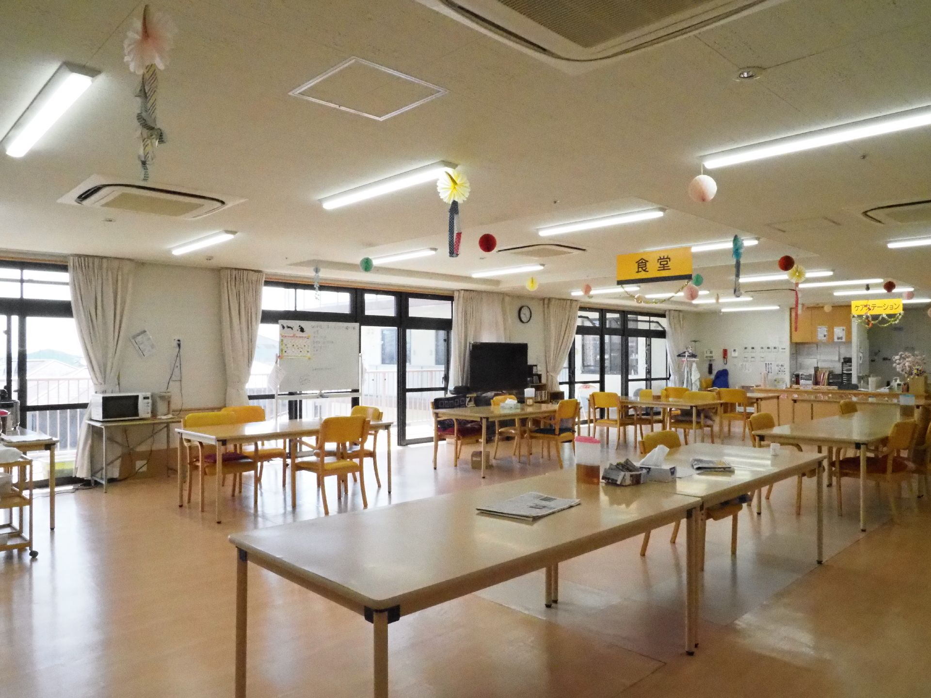 食堂の壁側には、大きな薄型テレビがあり、すぐ横には、電子レンジやポットも置いてある。食べ物を温め直す時にも便利である。