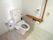 白を基調にした明るく爽やかな雰囲気のトイレである。隅々まで掃除が行き届いていて清潔に保たれている。大きな手すりもあり安心。