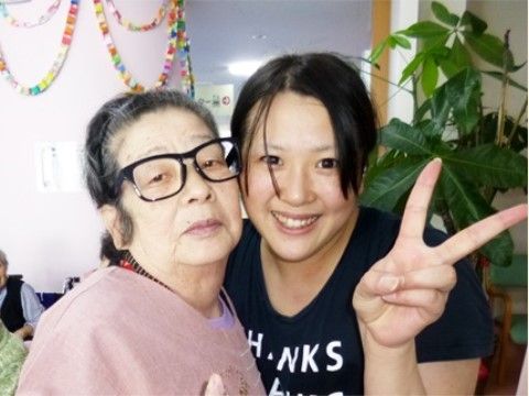 介護スタッフが入居者を介護している様子