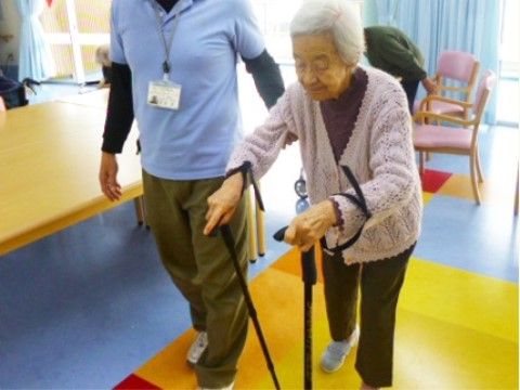 入居者のリハビリを手伝う介護スタッフ