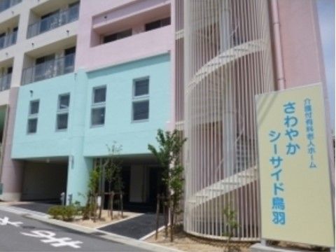美しい海のほとりにそびえたつ施設は7階建てになっている。3階から6階のフロアが入居スペースとなっている。