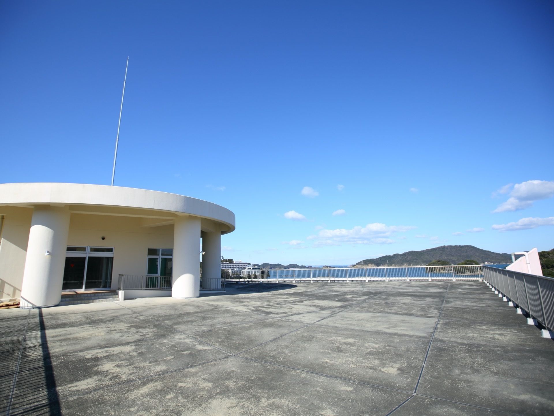 屋上は広く、縁にはフェンスが建てられている。フェンス越しに島や海、空が良く見えている。屋上の窓から屋上の間には、階段がある。