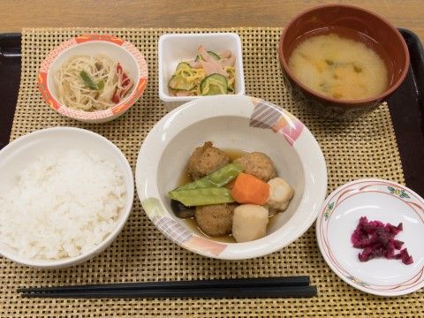「さわやかはーとらいふ西京極」のお食事。家庭的なお食事を提供している。