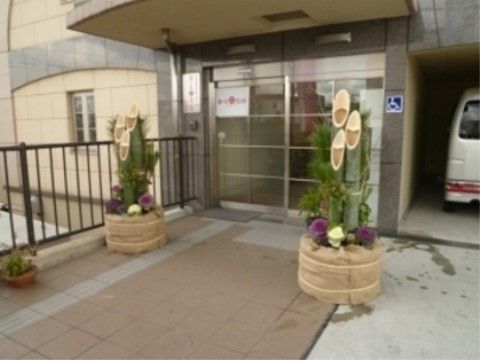 「さわやかはーとらいふ西京極」のエントランス。季節のイベントに合わせた飾り付けがされた玄関。
