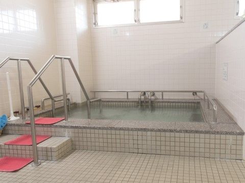 「さわやかはーとらいふ西京極」の浴室。ゆったりとした広さの浴室。
