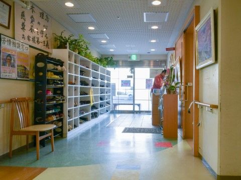 「さわやかはーとらいふ西京極」のエントランス。大容量のシューズボックスを設けている。
