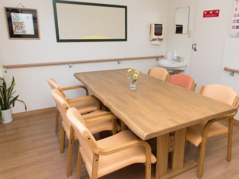 「さわやかはーとらいふ西京極」の談話スペース。木目が優しい雰囲気のスペース。