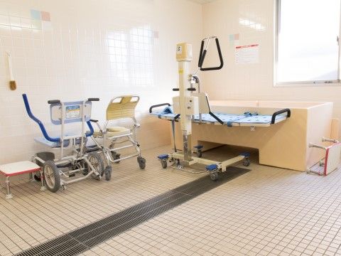 「さわやかはーとらいふ西京極」の浴室。入浴介助用の設備がある施設。
