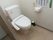 共用トイレの内装は、落ち着いた雰囲気になっている。便座には洗浄機能が付いている。壁にはナースコールもあり安心。