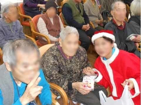 「さわやかはーとらいふ西京極」のイベント。クリスマスのイベントでプレゼントをお渡ししている。