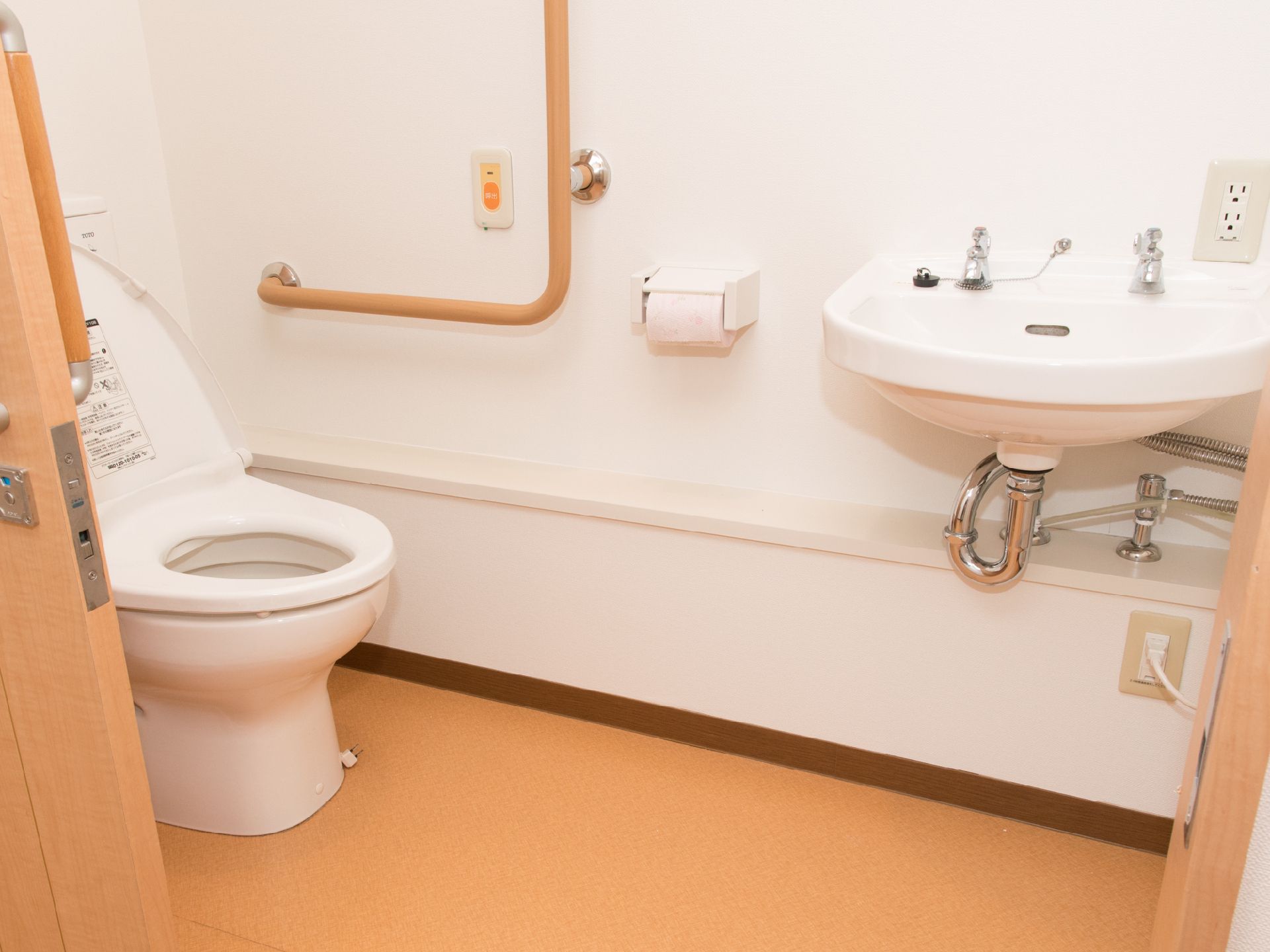 トイレのすぐ横には、洗面台が付いている。使用後すぐに手を洗うことができる。引き戸のドアで出入りしやすい造りになっている。