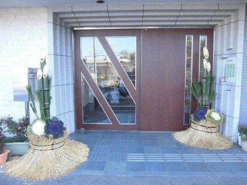入口は間口を広く取った自動扉となっており、車椅子をご利用の方もゆとりを持って入館ができる。年始には玄関に大きな門松が飾られる。