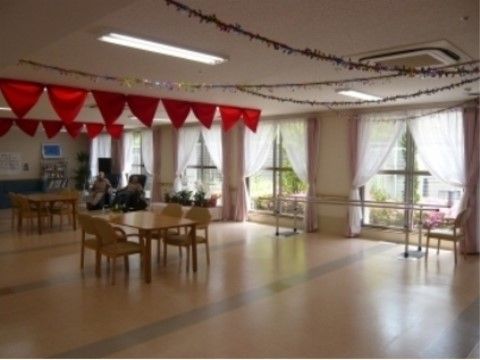 食事やレクリエーションが開催される共有スペースは面積を広く確保している。窓が一面に開いておりとても明るい。