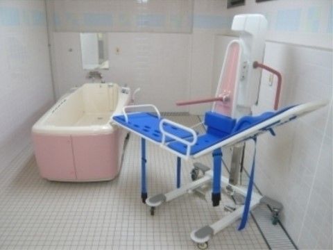 介護度の高い入居者様も毎日清潔にお過ごしいただけるよう、特殊浴槽と専用のストレッチャーを用意している。