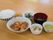 ご飯と汁物、漬物、ほうれん草と人参の和え物、じゃがいものサラダ、酢豚という栄養バランスを考えて作られた食事となっている。