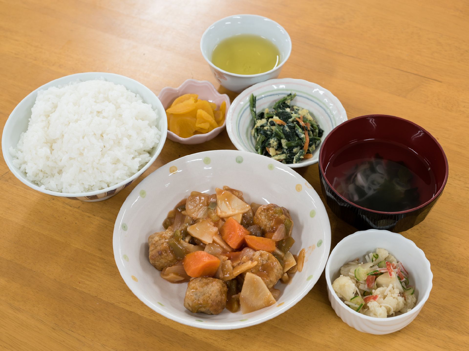 ポテトサラダやほうれん草など野菜をたくさん使ったメニューが並んでいる。酢豚の中にも多くの野菜が入っていてヘルシーである。