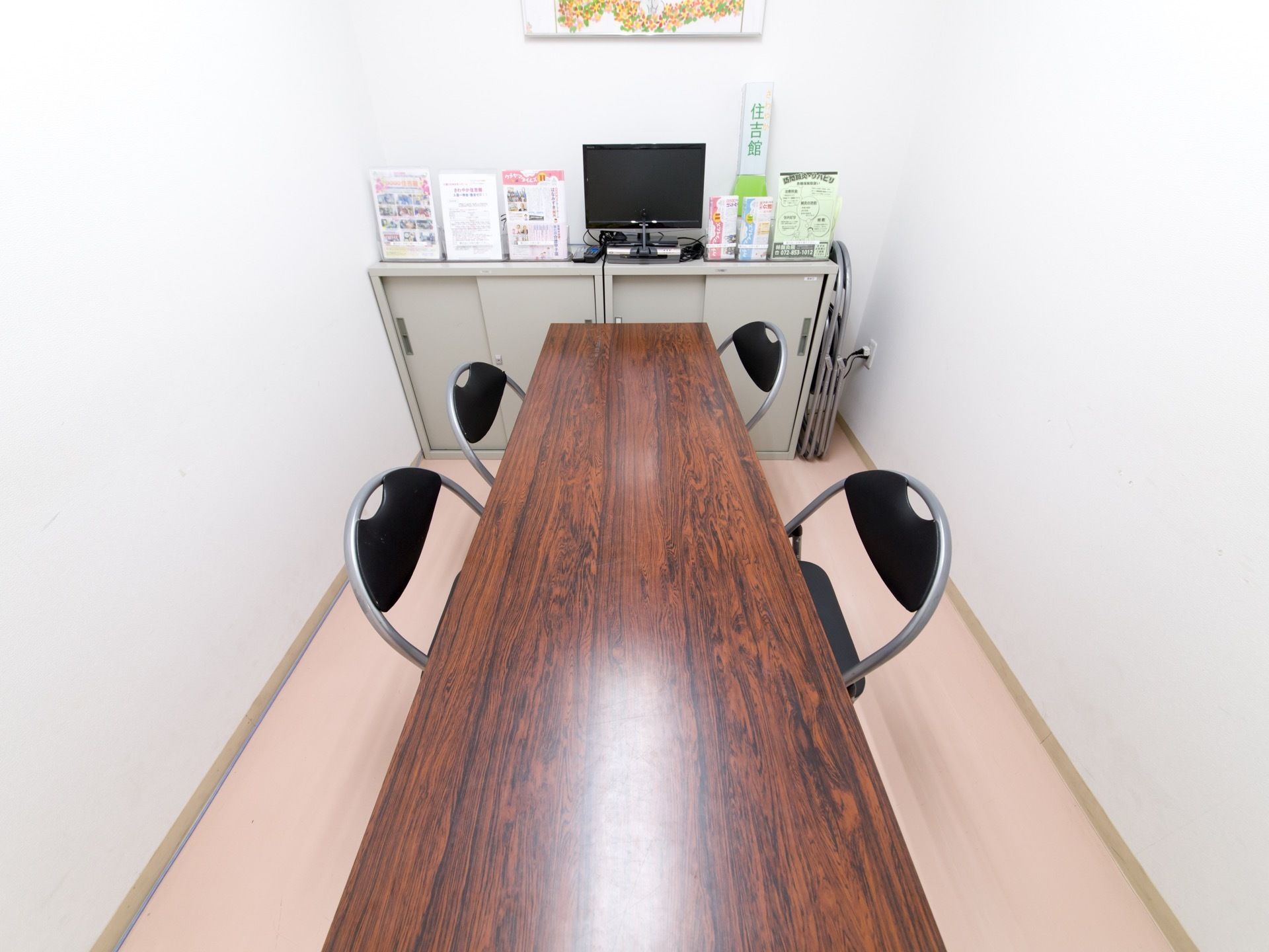 施設案内のパンフレットやイベントなどの写真を置いて自由に見れる。見学者や入居者様の家族とじっくり相談することができる。