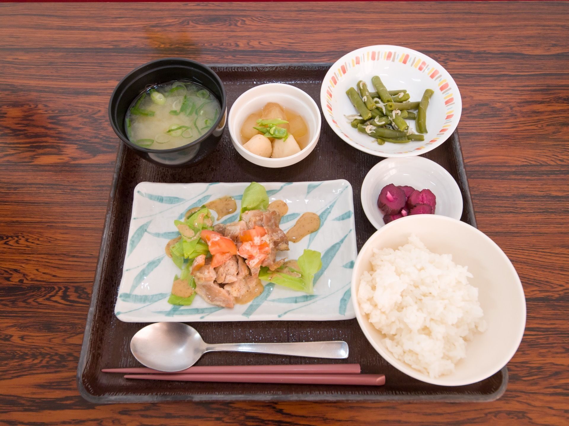 ご飯のメニューは汁物にメインおかず、副菜や漬物などたっぷりの食事内容になっている。毎食楽しみに過ごしてもらえるよう工夫されている。